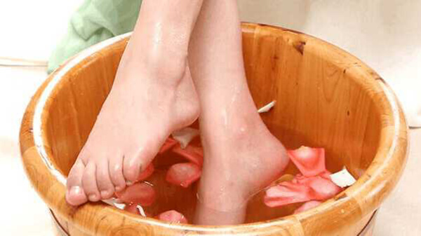 女性用什么药泡脚好