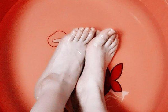 用什么药泡脚能治脚气